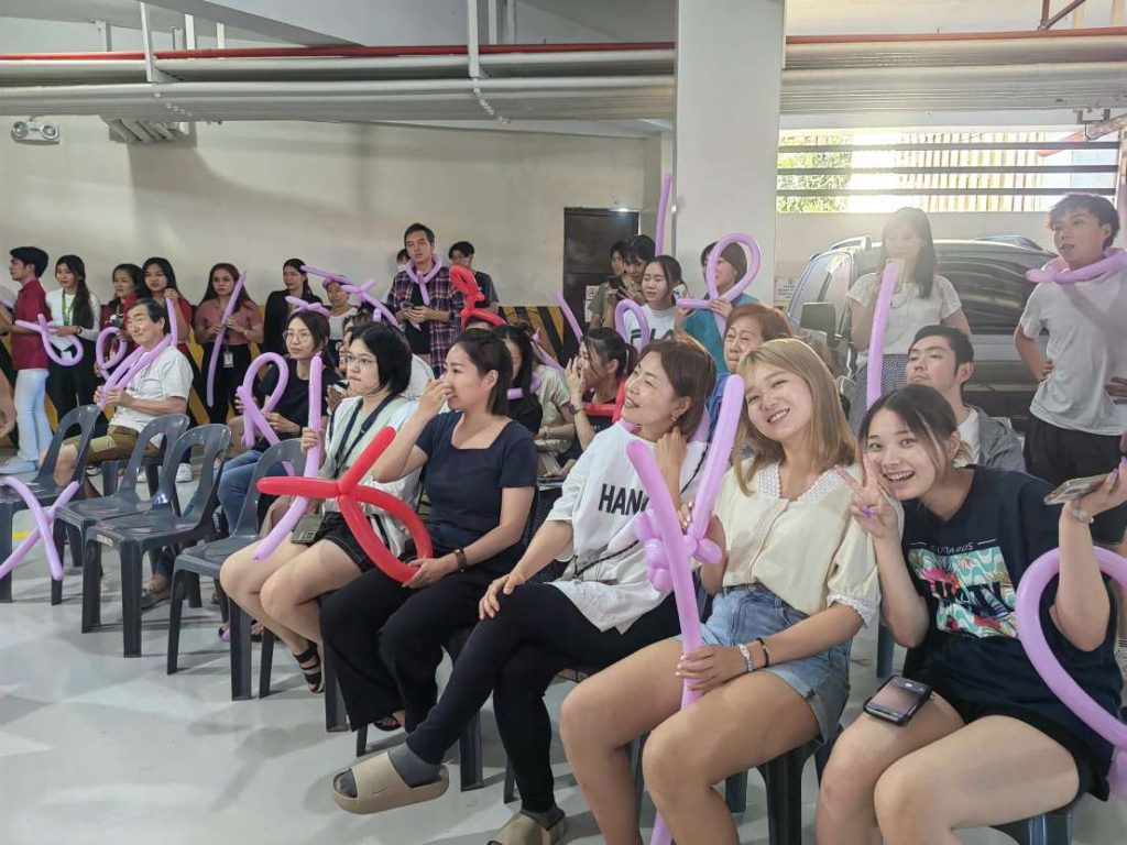 バレンタインイベントで盛り上がる生徒たち