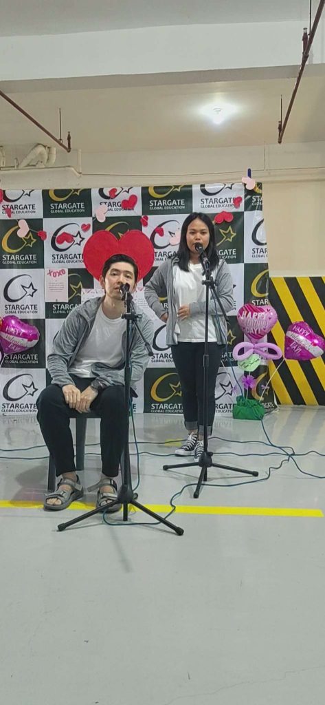 バレンタインイベントで歌う留学生と先生