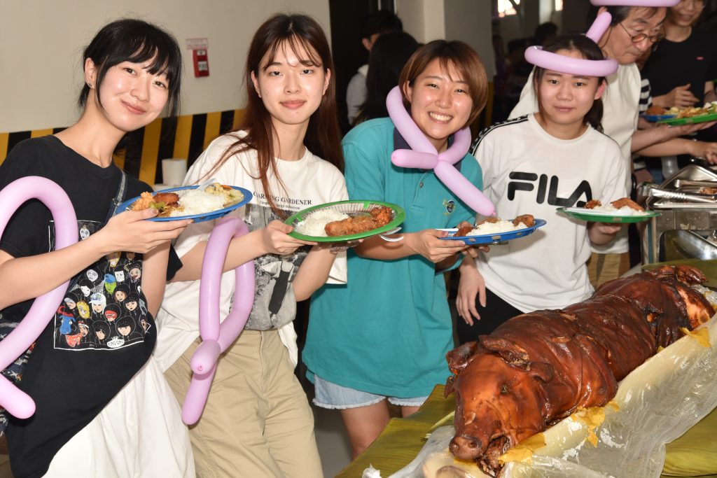 レチョンを前にした留学生たち