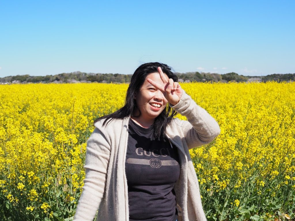 フィリピン人講師が菜の花畑で記念撮影