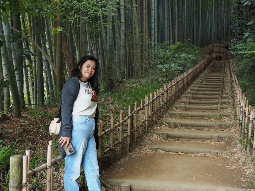 竹林の細道を行くフィリピン人講師