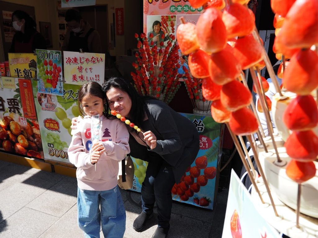 横浜中華街をいくフィリピン人講師