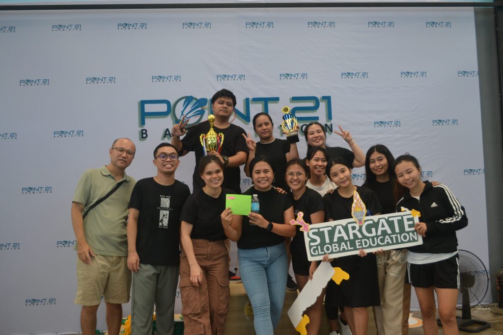 バドミントン大会の賞品授与