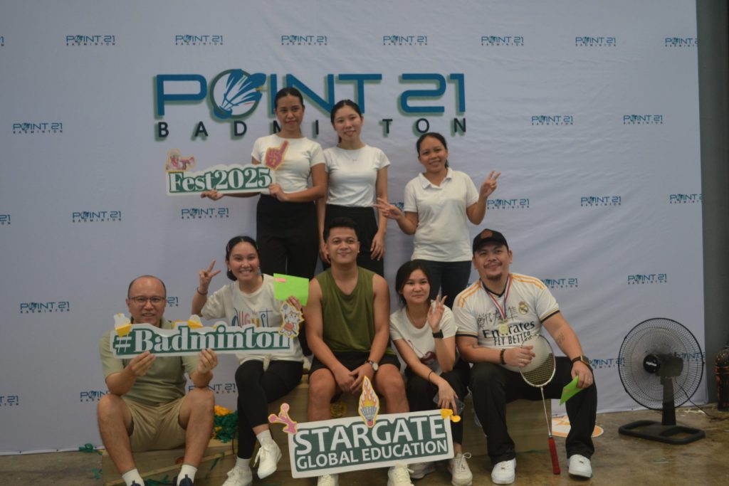 バドミントン大会の賞品授与