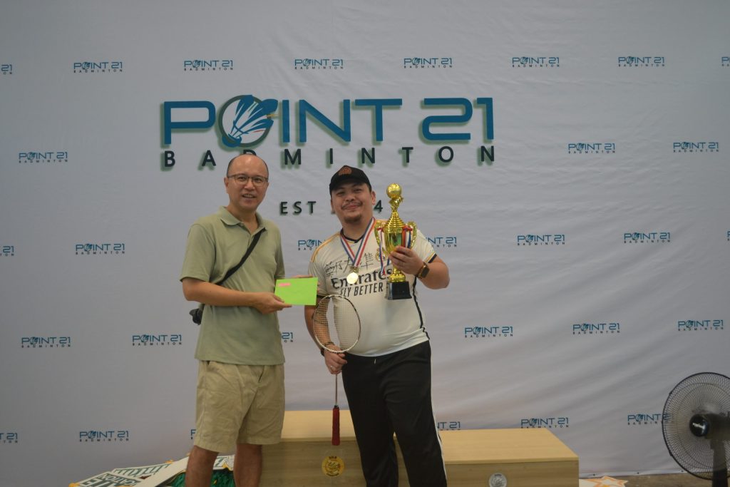 バドミントン大会の賞品授与