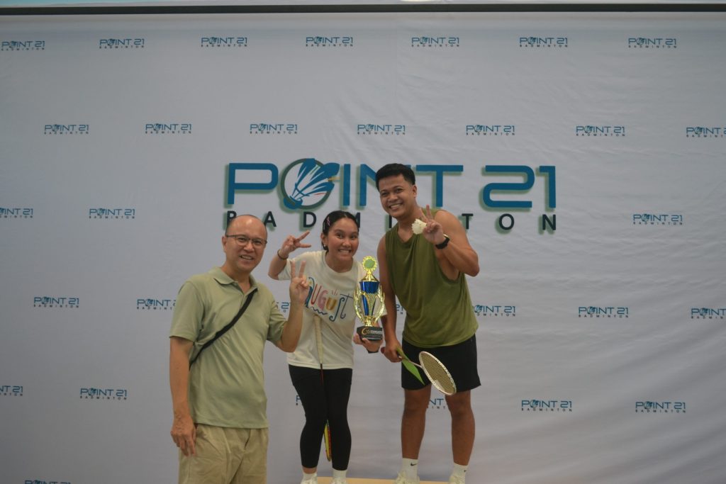 バドミントン大会の賞品授与