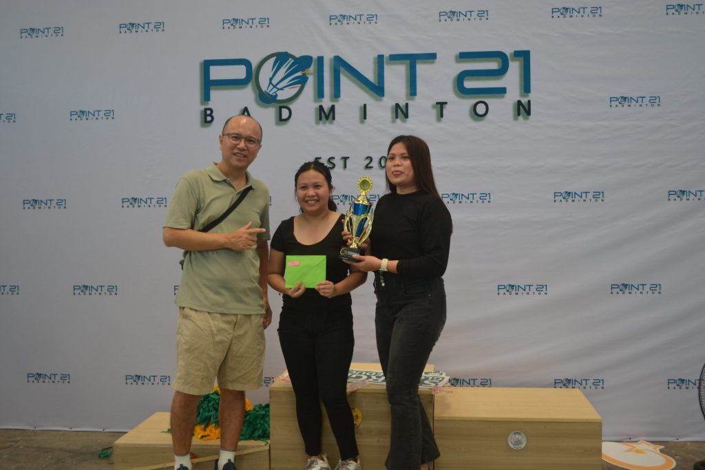 バドミントン大会の賞品授与