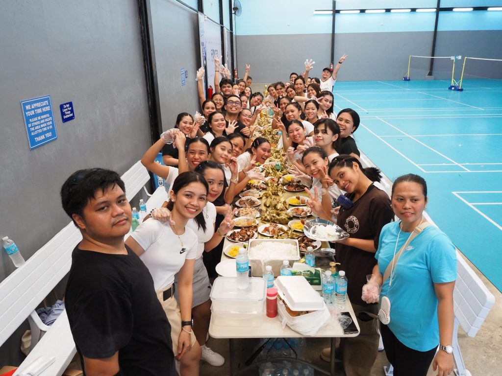 バドミントン会場でのフィリピン料理のランチ