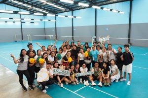 バドミントン大会の集合写真