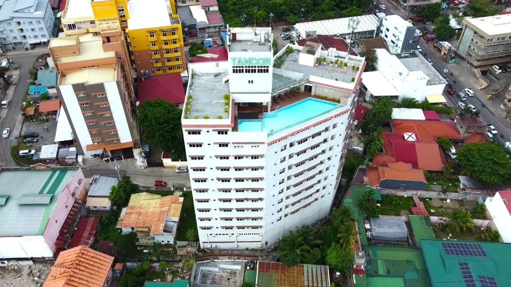 ドローン撮影した学校建物